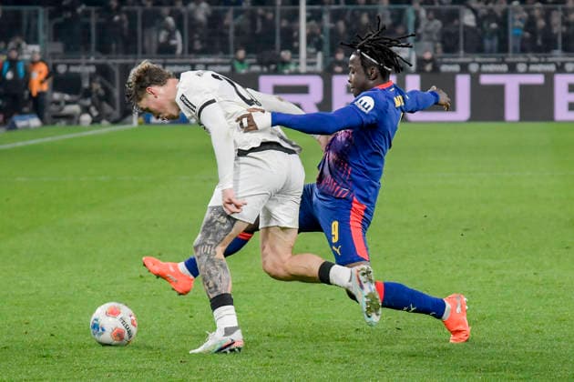 v li in duel Luca Netz Moenchengladbach 20 Johan Bakayoko Leipzig 9 28 11 2025 Soccer Borussia Moenchengladbach vs RB Leipzig, Borussia Park, Moenchengladbach, DFB DFL REGULATIONS PROHIBIT ANY USE OF PHOTOGRAPHS AS IMAGE SEQUENCES AND OR QUASI VIDEO Copyright: xpepphotox xHorstxMauelshagenx pep00321, pep_20251128_hm_211285