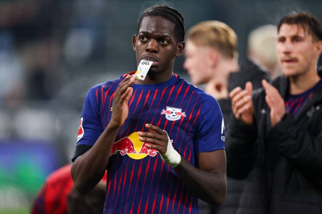 2025-11-28 Borussia Monchengladbach v RB Leipzig - Bundesliga MOENCHENGLADBACH, GERMANY - NOVEMBER 28: Castello Lukeba of RB Leipzig applauds for the fans during the Bundesliga match between Borussia Monchengladbach and RB Leipzig at Borussia-Park on November 28, 2025 in Moenchengladbach, Germany. Moenchengladbach Borussia-Park Germany Content not available for redistribution in The Netherlands directly or indirectly through any third parties. Copyright: xJorisxVerwijstx