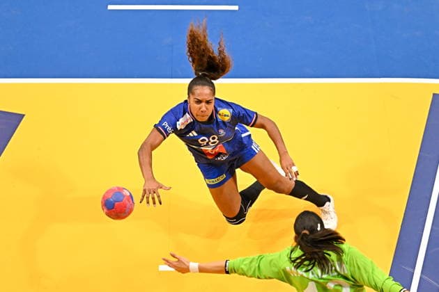 2025.11.28 s-Hertogenbosch pilka reczna kobiet Mistrzostwa Swiata Francja - Tunezja N z Suzanne Wajoka Foto Lukasz Laskowski PressFocus 2025.11.28 s-Hertogenbosch IHF WomenÕs Handball World Championship, WM, Weltmeisterschaft France v Tunisia Suzanne Wajoka Credit: Lukasz Laskowski PressFocus NEWSPIX.PL --- newspix.pl 