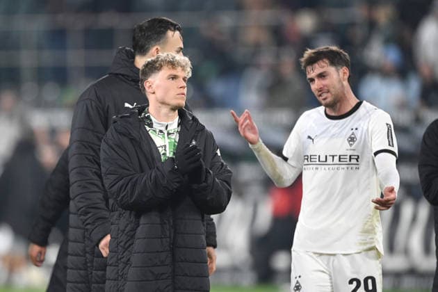 Disappointment after the final whistle at Borussia Moenchengladbach f l ROBIN HACK MG , Haris TABAKOVIC MG , Joe SCALLY MG disappointed, disappointed, disappointment, disappointment Football 1 Bundesliga Season 2025 2026, 12 Spieltag, Spieltag12, matchday12, Borussia Moenchengladbach MG RB Leipzig L 0 0 am 28 11 2025 BORUSSIA PARK Moenchengladbach DFL regulations prohibit any use of photographs as image sequences and or quasi video ÃÂ