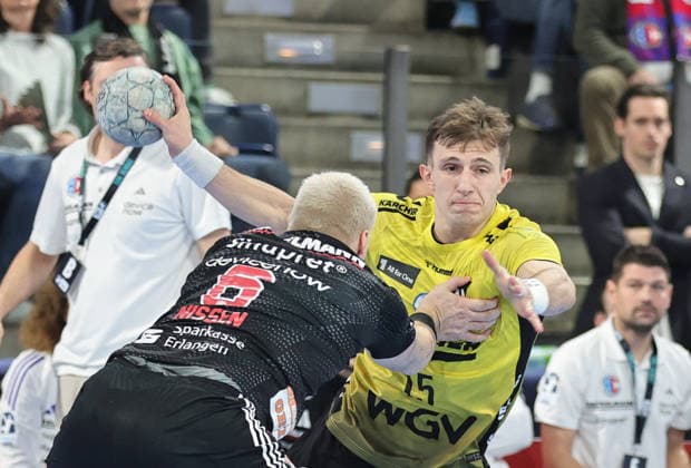 28 11 2025 Handball 1 Bundesliga DAIKIN HBL Season 2025 2026 14 Matchday HC Erlangen Metropolregion Nürnberg HCE TVB Stuttgart DaMa xdaxmax Marek Nissen 6, HC Erlangen HCE Simone Mengon 15, TVB 1898 Stuttgart