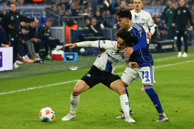 Gelsenkirchen, Veltins Arena, 28 11 25, GER, Men, 2 Bundesliga, Season 2025 2026, FC Schalke 04 SC Paderborn 07, Mika Baur SC Paderborn 07 and Soufiane El Faouzi FC Schalke 04 in a duel, DFB DFL REGULATIONS PROHIBIT ANY USE OF PHOTOGRAPHS AS IMAGE SEQUENCES AND OR QUASI VIDEO Copyright: JoachimxBywaletz xJB-Sportfoto