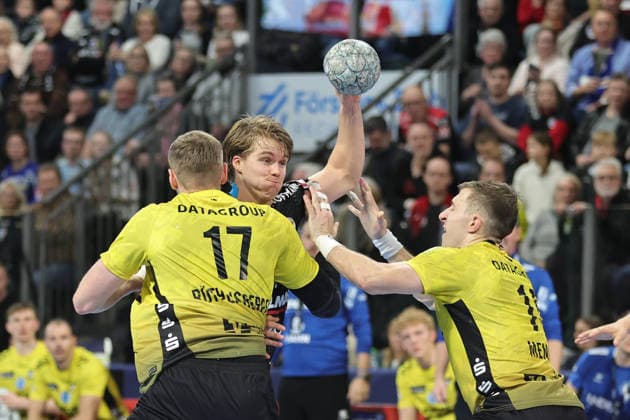 28 11 2025 Handball 1 Bundesliga DAIKIN HBL Season 2025 2026 14 Matchday HC Erlangen Metropolregion Nuremberg HCE TVB Stuttgart DaMa xdaxmax Samuel Röthlisberger Roethlisberger 17, TVB 1898 Stuttgart Andri Mar Runarsson 4, HC Erlangen HCE Simone Mengon 15, TVB 1898 Stuttgart
