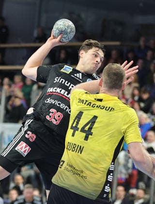 28 11 2025 Handball 1 Bundesliga DAIKIN HBL Season 2025 2026 14 Matchday HC Erlangen Metropolregion Nürnberg HCE TVB Stuttgart DaMa xdaxmax Tobias Buck 39, HC Erlangen HCE Lenny Rubin 44, TVB 1898 Stuttgart