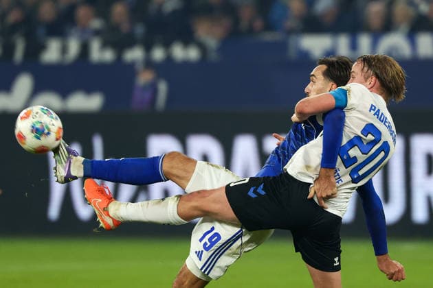 Gelsenkirchen, Veltins Arena, 28 11 25, GER, Men, 2 Bundesliga, Season 2025 2026, FC Schalke 04 SC Paderborn 07, Kenan Karaman FC Schalke 04 and Felix Goetze SC Paderborn 07 in a duel, DFB DFL REGULATIONS PROHIBIT ANY USE OF PHOTOGRAPHS AS IMAGE SEQUENCES AND OR QUASI VIDEO Copyright: JoachimxBywaletz xJB-Sportfoto