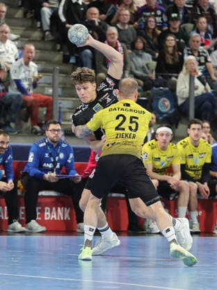 28 11 2025 Handball 1 Bundesliga DAIKIN HBL Season 2025 2026 14 Matchday HC Erlangen Metropolregion Nürnberg HCE TVB Stuttgart DaMa xdaxmax Maxsim Lochman 32, HC Erlangen HCE Patrick Zieker 25, TVB 1898 Stuttgart