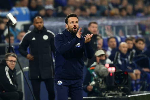 Gelsenkirchen, Veltins Arena, 28 11 25, GER, Men, 2 Bundesliga, Season 2025 2026, FC Schalke 04 SC Paderborn 07, Head coach Ralf Kettemann SC Paderborn 07 gesticulates, DFB DFL REGULATES PROHIBIT ANY USE OF PHOTOGRAPHS AS IMAGE SEQUENCES AND OR QUASI VIDEO Copyright: JoachimxBywaletz xJB-Sportfoto