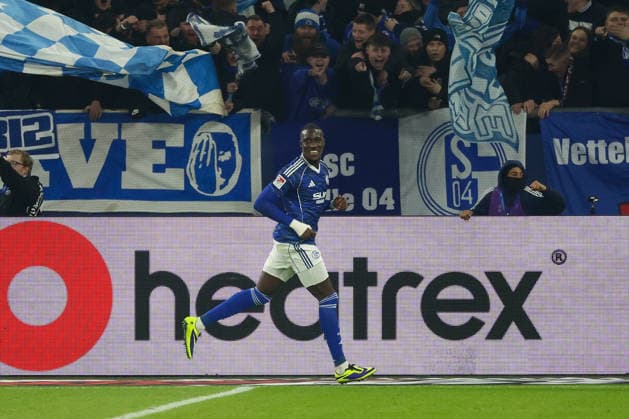 Gelsenkirchen, Veltins Arena, 28 11 25, GER, Men, 2 Bundesliga, Season 2025 2026, FC Schalke 04 SC Paderborn 07, Bryan Lasme FC Schalke 04 cheers after his goal for 2 1 DFB DFL REGULATIONS PROHIBIT ANY USE OF PHOTOGRAPHS AS IMAGE SEQUENCES AND OR QUASI VIDEO Copyright: JoachimxBywaletz xJB-Sportfoto