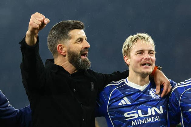 Gelsenkirchen, Veltins Arena, 28 11 25, GER, Men, 2 Bundesliga, Season 2025 2026, FC Schalke 04 SC Paderborn 07,Miron Muslic Head Coach FC Schalke 04 and Finn Porath FC Schalke 04 cheer after the match DFB DFL REGULATIONS PROHIBIT ANY USE OF PHOTOGRAPHS AS IMAGE SEQUENCES AND OR QUASI VIDEO Copyright: JoachimxBywaletz xJB-Sportfoto