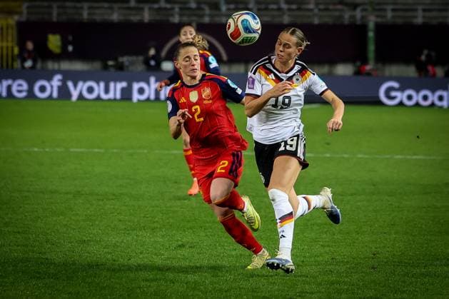 Klara Buehl 19 Germany in action against Ona Batlle 2 Spain Seleccion Espanola Femenina de Futbol , Germany vs Spain, Football, Women, UEFA, Women™s Nations League, Season 2025 2026, Final Round 1 of 2, 28 11 2025 Kaiserslautern Rhineland-Palatinate Germany Copyright: xkolbert-press MartinxAgüerax