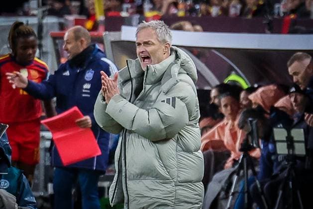 Head coach Christian Wueck Germany gestures, gives instructions to the team, Germany vs Spain, Football, Women, UEFA, Women™s Nations League, 2025 2026 season, Final Round 1 of 2, 28 11 2025 Kaiserslautern Rhineland-Palatinate Germany Copyright: xkolbert-press MartinxAgüerax