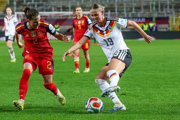 Klara Buehl 19 Germany in action against Ona Batlle 2 Spain Seleccion Espanola Femenina de Futbol , Germany vs Spain, Football, Women, UEFA, Women™s Nations League, Season 2025 2026, Final Round 1 of 2, 28 11 2025 Kaiserslautern Rhineland-Palatinate Germany Copyright: xkolbert-press MartinxAgüerax