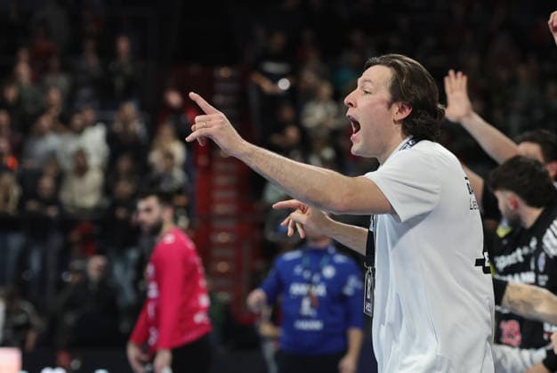 28 11 2025 Handball 1 Bundesliga DAIKIN HBL Season 2025 2026 14 Matchday HC Erlangen Metropolregion Nuremberg HCE TVB Stuttgart DaMa xdaxmax Johannes Sellin Coach HC Erlangen HCE indicates gestures directs gives instructions