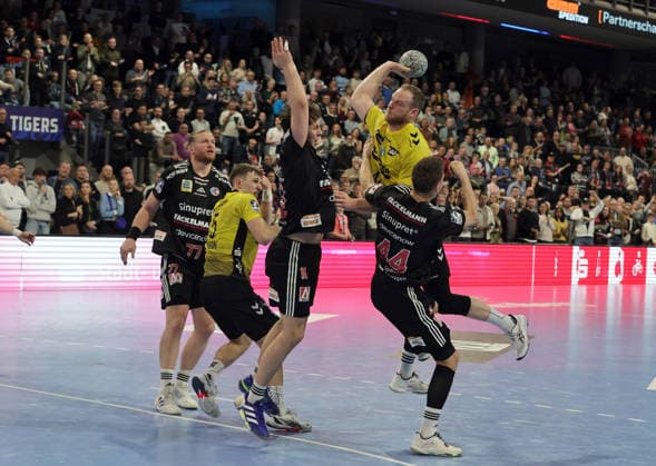 28 11 2025 Handball 1 Bundesliga DAIKIN HBL Season 2025 2026 14 Matchday HC Erlangen Metropolregion Nuremberg HCE TVB Stuttgart DaMa xdaxmax Lenny Rubin 44, TVB 1898 Stuttgart