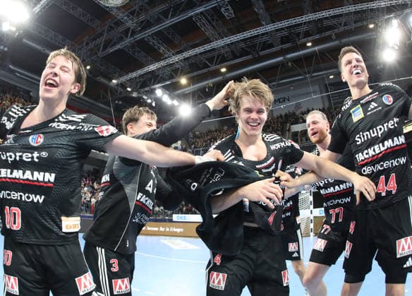 28 11 2025 Handball 1 Bundesliga DAIKIN HBL Season 2025 2026 14 Matchday HC Erlangen Metropolregion Nuremberg HCE TVB Stuttgart DaMa xdaxmax Cheers of joy after the end of the match Andri Mar Runarsson 4, HC Erlangen HCE Team Team of HCE HC Erlangen after the end of the match