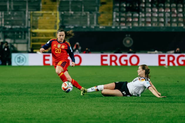 Kaiserslautern, Germany, November 28th 2025 Sjoeke Nuesken ( 9 - Germany) tackling against Claudia Pina ( 20 - Spain) during the UEFA Womens Nations League final match between Germany and Spain at Fritz-Walter-Stadion, in Kaiserslautern, Germany. (Gabor Baumgarten SPP) Copyright: xGaborxBaumgartenx xSPPx Sportspressphoto_SPR66851