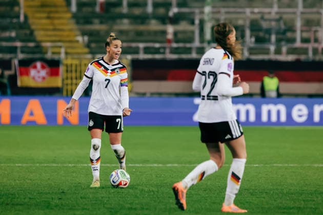 Kaiserslautern, Germany, November 28th 2025 Giulia Gwinn ( 7 - Germany) talking to her teammates during the UEFA Womens Nations League final match between Germany and Spain at Fritz-Walter-Stadion, in Kaiserslautern, Germany. (Gabor Baumgarten SPP) Copyright: xGaborxBaumgartenx xSPPx spp-en-GaBaSp-25_11_28_Germany_Spain_Nations League Final_Gabor Baumgarten-521341