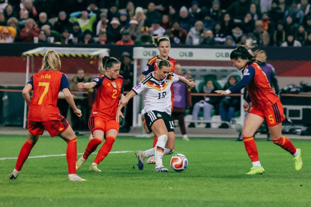 Kaiserslautern, Germany, November 28th 2025 Klara Buehl ( 19 - Germany) dribbling against Spanish players during the UEFA Womens Nations League final match between Germany and Spain at Fritz-Walter-Stadion, in Kaiserslautern, Germany. (Gabor Baumgarten SPP) Copyright: xGaborxBaumgartenx xSPPx spp-en-GaBaSp-25_11_28_Germany_Spain_Nations League Final_Gabor Baumgarten-521617
