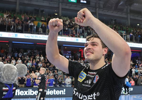 28 11 2025 Handball 1 Bundesliga DAIKIN HBL Season 2025 2026 14 Matchday HC Erlangen Metropolitan Region Nuremberg HCE TVB Stuttgart DaMa xdaxmax Cheering Joy after the end of the match Tobias Buck 39, HC Erlangen HCE clenches fists Fists