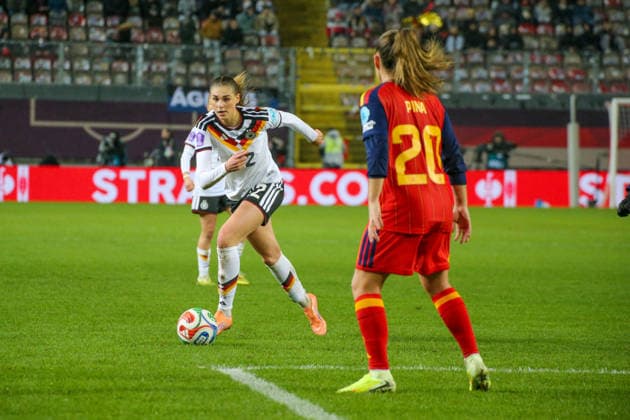 28 11 2025, xgrfx, Football UEFA Women s Nations League Final First Leg , Germany Spain v l Jule Brand German Women s National Team , Claudia Pina Spain DFL DFB REGULATIONS PROHIBIT ANY USE OF PHOTOGRAPHS as IMAGE SEQUENCES and or QUASI VIDEO Kaiserslautern
