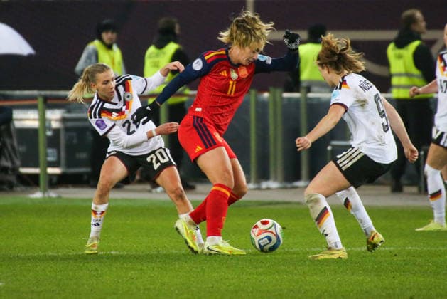 28 11 2025, xgrfx, Football UEFA Women s Nations League Final First Leg , Germany Spain v l Elisa Senß German Women s National Team , Alexia Putellas Spain , Sjoeke Nüsken German Women s National Team DFL DFB REGULATIONS PROHIBIT ANY USE OF PHOTOGRAPHS as IMAGE SEQUENCES and or QUASI VIDEO Kaiserslautern