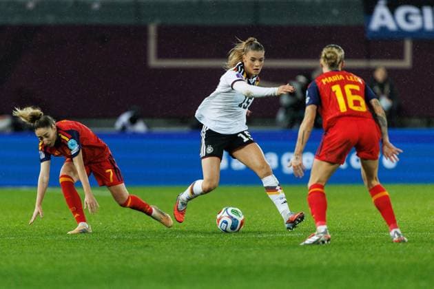 Selina Cerci Germany in a duel with Olga Carmona Garcia Spain and Maria Leon Spain , Germany vs Spain Football, UEFA Womens Nations League, Final, Season 2025 2026, 28 11 2025 Germany vs Spain Football, UEFA Womens Nations League, Final, Season 2025 2026, 28 11 2025 Copyright: xEibner-Pressefoto AlexanderxNeisx EP_ANS