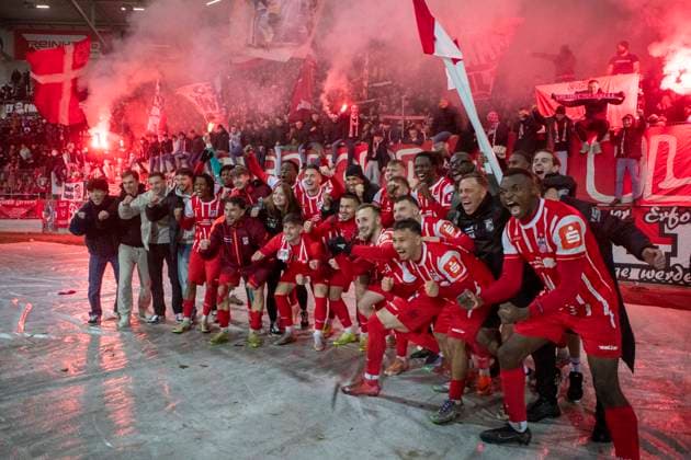 GER, Erfurt, Soccer, Regionalliga Nordost, Matchday 17, FC Rot Weiß Erfurt vs FC Carl Zeiss Jena in picture v l Erfurt team cheers in front of the fan curve after victory 28 11 2025, Steigerwaldstadion Erfurt DFB REGULATIONS PROHIBIT ANY USE OF PHOTOGRAPHS AS IMAGE SEQUENCES AND OR QUASI VIDEO, Copyright: HMBxMedia PaulxFritz