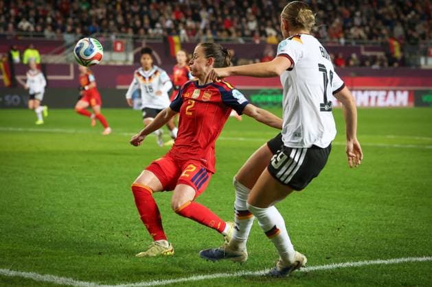 Klara Buehl 19 Germany in action against Ona Batlle 2 Spain Seleccion Espanola Femenina de Futbol , Germany vs Spain, Football, Women, UEFA, Women™s Nations League, Season 2025 2026, Final Round 1 of 2, 28 11 2025 Kaiserslautern Rhineland-Palatinate Germany Copyright: xkolbert-press MartinxAgüerax