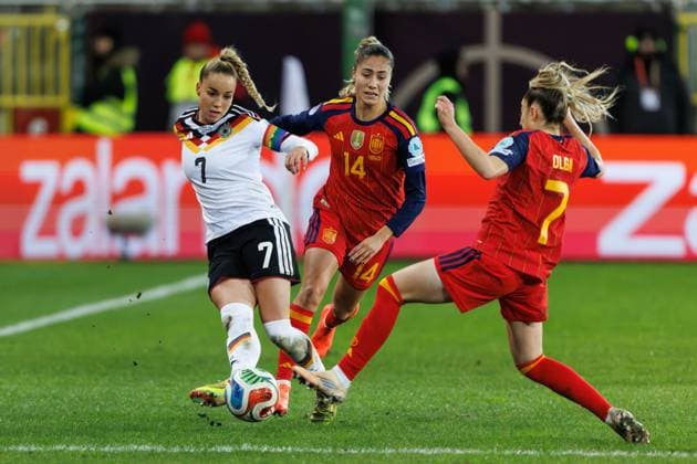 Giulia Gwinn Germany in a duel with Laia Aleixandri Spain and Olga Carmona Garcia Spain , Germany vs Spain Football, UEFA Womens Nations League, Final, 2025 2026 season, 28 11 2025 Germany vs Spain Football, UEFA Womens Nations League, Final, 2025 2026 season, 28 11 2025 Copyright: xEibner-Pressefoto AlexanderxNeisx EP_ANS