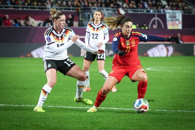 Alexia Putellas Segura (Spanien Seleccion Espanola Femenina de Futbol) in Aktion gegen Alara 13 (Deutschland), Deutschland vs. Spanien, Fussball, Frauen, UEFA, Women™s Nations League, Saison 2025 2026, Finale - Runde 1 von 2, 28.11.2025 Kaiserslautern Rheinland-Pfalz Deutschland Copyright: xkolbert-press MartinxAgüerax