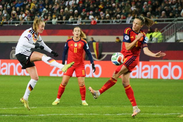 28 11 2025, xgrfx, Football UEFA Women s Nations League Final First Leg , Germany Spain v l Janina Minge German Women s National Team , Irene Paredes Spain DFL DFB REGULATIONS PROHIBIT ANY USE OF PHOTOGRAPHS as IMAGE SEQUENCES and or QUASI VIDEO Kaiserslautern