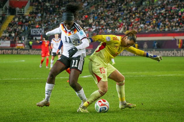 28 11 2025, xgrfx, Football UEFA Women s Nations League Final First Leg , Germany Spain v l Nicole Anyomi German Women s National Team , Cata Coll Spain DFL DFB REGULATIONS PROHIBIT ANY USE OF PHOTOGRAPHS as IMAGE SEQUENCES and or QUASI VIDEO Kaiserslautern