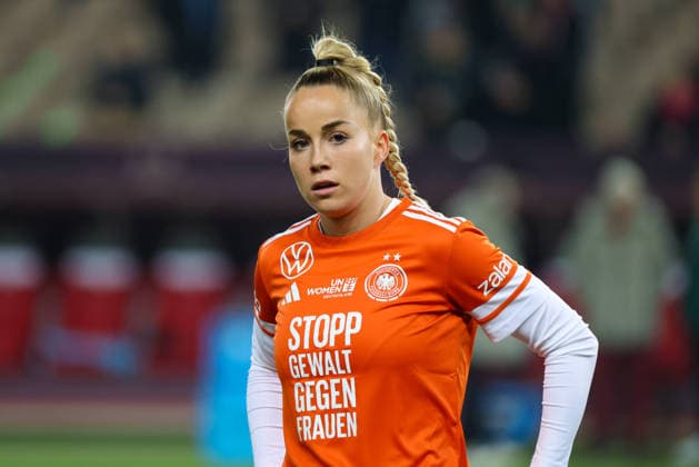 Kaiserslautern, Germany 28 November 2025 UEFA Nations League Women Final First Round 2025 Germany vs Spain In the picture Giulia Gwinn Germany at the warm up in Kaiserslautern Fritz Walter Stadion Rheinland Pfalz Copyright: xFotostandx xFantinix
