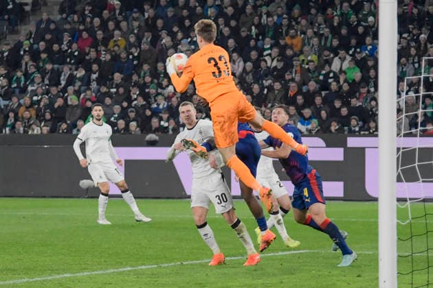 Moritz Nicolas Moenchengladbach 33 thwarts goal chance Leipzig 28 11 2025 Soccer Borussia Moenchengladbach vs RB Leipzig, Borussia Park, Moenchengladbach, DFB DFL REGULATIONS PROHIBIT ANY USE OF PHOTOGRAPHS AS IMAGE SEQUENCES AND OR QUASI VIDEO Copyright: xpepphotox xHorstxMauelshagenx pep00321, pep_20251128_hm_211252