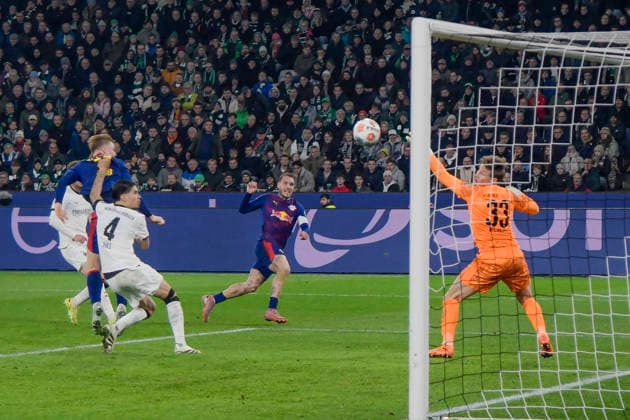 Penalty area scene Goal chance from David Raum Leipzig 22 , he hits the post 28 11 2025 Soccer Borussia Moenchengladbach vs RB Leipzig, Borussia Park, Moenchengladbach, DFB DFL REGULATIONS PROHIBIT ANY USE OF PHOTOGRAPHS AS IMAGE SEQUENCES AND OR QUASI VIDEO Copyright: xpepphotox xHorstxMauelshagenx pep00321, pep_20251128_hm_211185