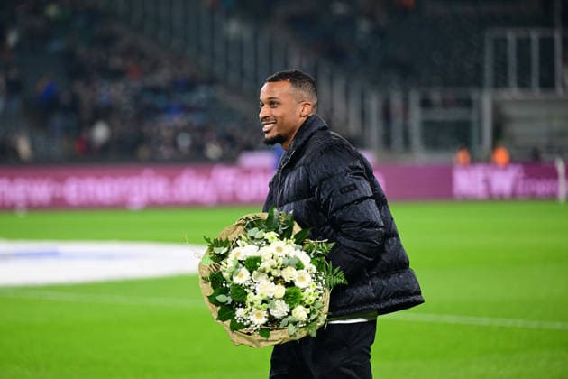 28 11 2025 Moenchengladbach Football, Men, Season 2025 2026, Borussia Moenchengladbach vs RB Leipzig Alassane Plea was visibly moved after his official farewell DFL regulations prohibit any use of photographs as image sequences and or quasi video Borussia Park NRW Germany