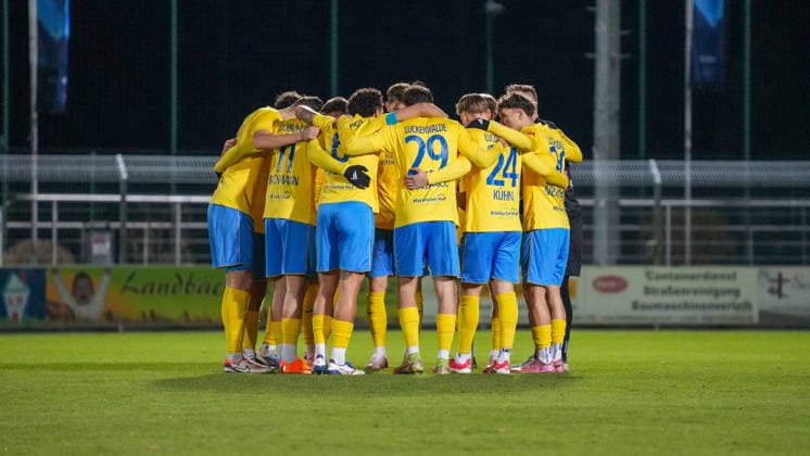 Soccer, Men, Season 2025 2026, Regionalliga Nordost, Matchday 17, FSV 63 Luckenwalde vs ZFC Meuselwitz, Friday 28 11 2025, Werner Seelenbinder Stadion Luckenwalde, In the picture The team circle of FSV 63 Luckenwalde before the start of the match Brandenburg Germany