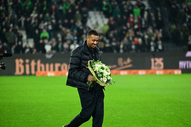 28 11 2025 Moenchengladbach Football, Men, Season 2025 2026, Borussia Moenchengladbach vs RB Leipzig Alassane Plea was visibly moved after his official farewell DFL regulations prohibit any use of photographs as image sequences and or quasi video Borussia Park NRW Germany