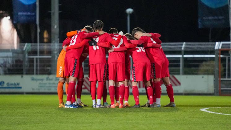 Soccer, Men, Season 2025 2026, Regionalliga Nordost, Matchday 17, FSV 63 Luckenwalde vs ZFC Meuselwitz, Friday 28 11 2025, Werner Seelenbinder Stadion Luckenwalde, In the picture The team circle of ZFC Meuselwitz before the start of the match Brandenburg Germany