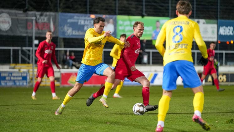 Soccer, Men, Season 2025 2026, Regionalliga Nordost, Matchday 17, FSV 63 Luckenwalde vs ZFC Meuselwitz, Friday 28 11 2025, Werner Seelenbinder Stadion Luckenwalde, In the picture Simon Gollnack l Luckenwalde and Rene Eckhardt r Meuselwitz Brandenburg Germany