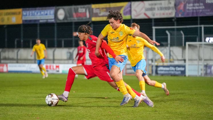 Soccer, Men, Season 2025 2026, Regionalliga Nordost, Matchday 17, FSV 63 Luckenwalde vs ZFC Meuselwitz, Friday 28 11 2025, Werner Seelenbinder Stadion Luckenwalde, In the picture Elias Oke l Meuselwitz and Max Hathaway r Luckenwalde Brandenburg Germany