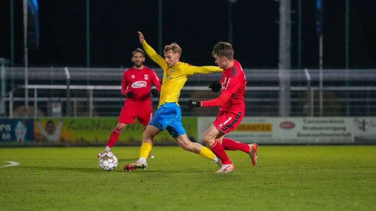 Soccer, Men, Season 2025 2026, Regionalliga Nordost, Matchday 17, FSV 63 Luckenwalde vs ZFC Meuselwitz, Friday 28 11 2025, Werner Seelenbinder Stadion Luckenwalde, In the picture Fabio Schneider l Luckenwalde and Florian Hansch r Meuselwitz Brandenburg Germany