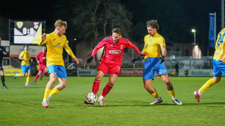 Soccer, Men, Season 2025 2026, Regionalliga Nordost, Matchday 17, FSV 63 Luckenwalde vs ZFC Meuselwitz, Friday 28 11 2025, Werner Seelenbinder Stadion Luckenwalde, In the picture Fabio Schneider l Luckenwalde , Andy Trübenbach m Meuselwitz and Andreas Pollasch r Luckenwalde Brandenburg Germany