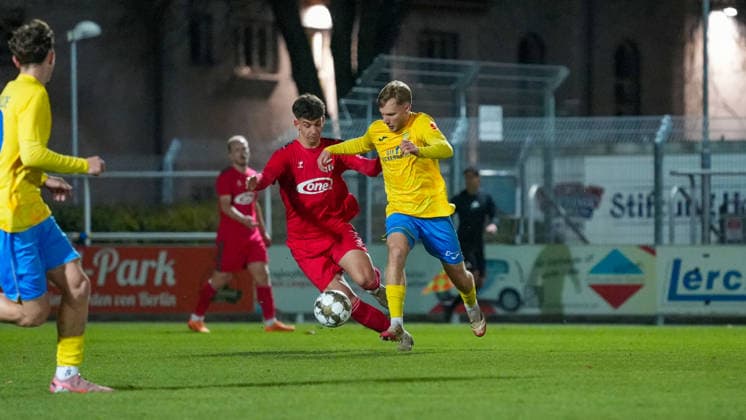 Soccer, Men, Season 2025 2026, Regionalliga Nordost, Matchday 17, FSV 63 Luckenwalde vs ZFC Meuselwitz, Friday 28 11 2025, Werner Seelenbinder Stadion Luckenwalde, In the picture Christoph Pauling l Meuselwitz and Fabio Schneider r Luckenwalde Brandenburg Germany