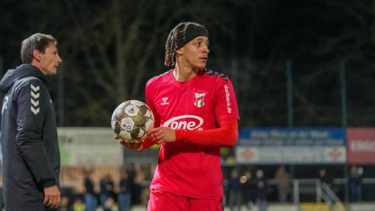 Soccer, Men, Season 2025 2026, Regionalliga Nordost, Matchday 17, FSV 63 Luckenwalde vs ZFC Meuselwitz, Friday 28 11 2025, Werner Seelenbinder Stadion Luckenwalde, In the picture Elias Oke Meuselwitz Brandenburg Germany