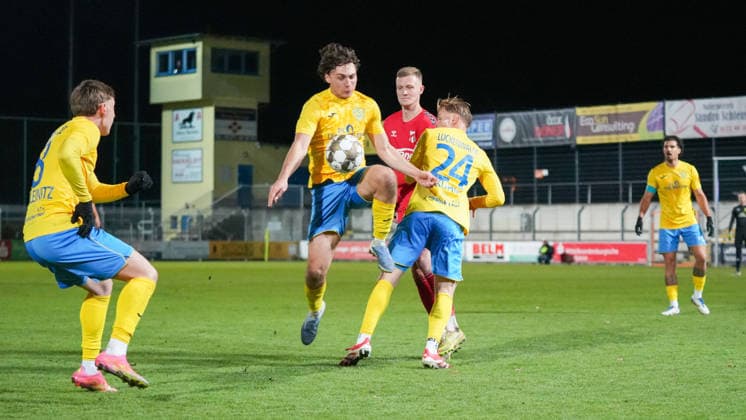 Soccer, Men, Season 2025 2026, Regionalliga Nordost, Matchday 17, FSV 63 Luckenwalde vs ZFC Meuselwitz, Friday 28 11 2025, Werner Seelenbinder Stadion Luckenwalde, In the picture Max Hathaway Luckenwalde , Hendrik Wurr Meuselwitz and Jonas Kühn Luckenwalde Brandenburg Germany