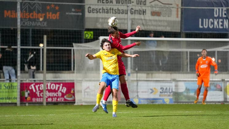 Soccer, Men, Season 2025 2026, Regionalliga Nordost, Matchday 17, FSV 63 Luckenwalde vs ZFC Meuselwitz, Friday 28 11 2025, Werner Seelenbinder Stadion Luckenwalde, In the picture Max Hathaway l Luckenwalde and Leon Schmökel r Meuselwitz Brandenburg Germany