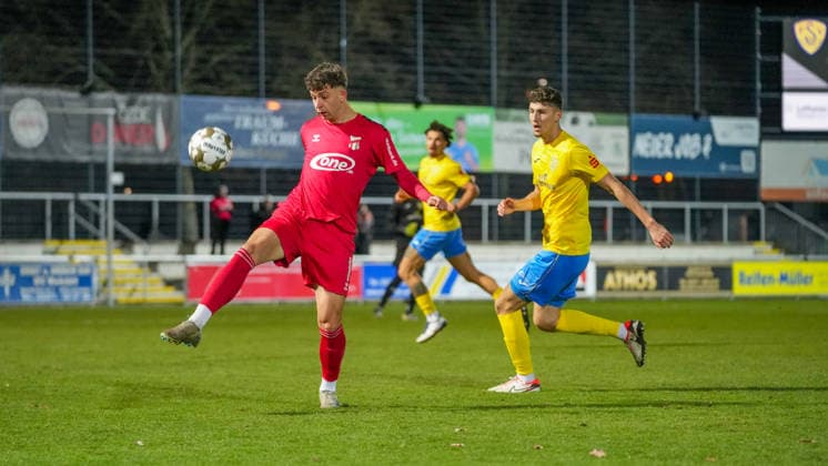 Soccer, Men, Season 2025 2026, Regionalliga Nordost, Matchday 17, FSV 63 Luckenwalde vs ZFC Meuselwitz, Friday 28 11 2025, Werner Seelenbinder Stadion Luckenwalde, In the picture Christoph Pauling l Meuselwitz and Quentin Seidel r Luckenwalde Brandenburg Germany