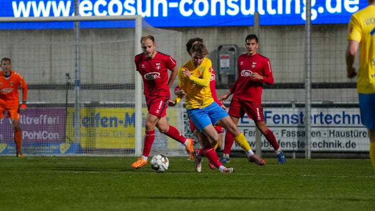 Soccer, Men, Season 2025 2026, Regionalliga Nordost, Matchday 17, FSV 63 Luckenwalde vs ZFC Meuselwitz, Friday 28 11 2025, Werner Seelenbinder Stadion Luckenwalde, In the picture Fritz Schröder yellow, Luckenwalde is fouled in the penalty area Brandenburg Germany