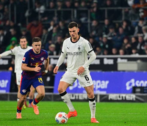 28 11 2025 Moenchengladbach Football, Men, Season 2025 2026, Borussia Moenchengladbach vs RB Leipzig Yannik Engelhardt Gladbach in the background left Christoph Baumgartner Leipzig DFL regulations prohibit any use of photographs as image sequences and or quasi video Borussia Park NRW Germany